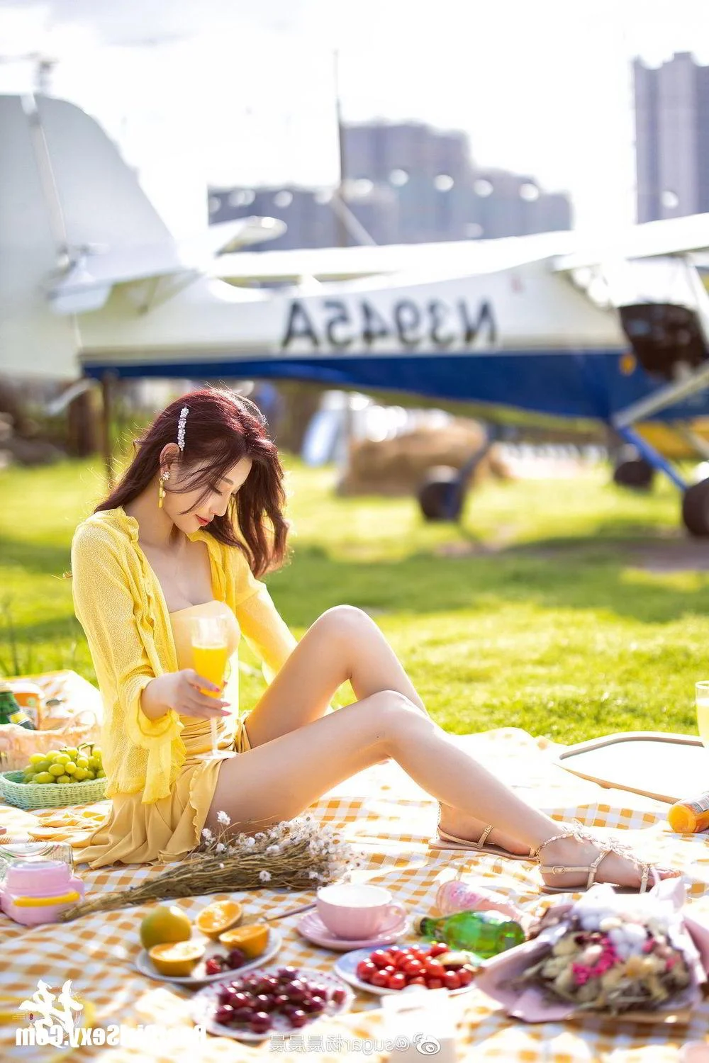 Elegant Dragon Boat Festival Photoshoot Featuring Model Yang Chen Chen: A Celebration of Style and Tradition