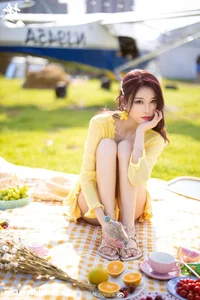Elegant Dragon Boat Festival Photoshoot Featuring Model Yang Chen Chen: A Celebration of Style and Tradition - image 2