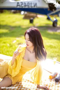 Elegant Dragon Boat Festival Photoshoot Featuring Model Yang Chen Chen: A Celebration of Style and Tradition - image 4