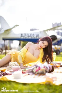Elegant Dragon Boat Festival Photoshoot Featuring Model Yang Chen Chen: A Celebration of Style and Tradition - image 5