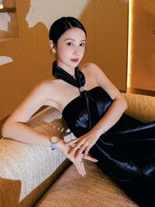 Jun Vu’s Stunning Fashion Comeback: Embracing the Deep-Cut Trend with Elegance - image 0
