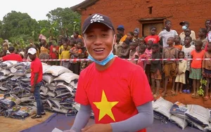 The Inspiring Journey: From Construction Worker to Quang Linh Vlogs - image 8