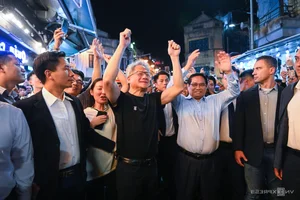 Nvidia CEO Jensen Huang and PM Pham Minh Chinh Enjoy Beer in Hanoi - image 2
