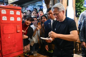 Nvidia CEO Jensen Huang and PM Pham Minh Chinh Enjoy Beer in Hanoi - image 8