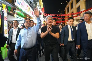 Nvidia CEO Jensen Huang and PM Pham Minh Chinh Enjoy Beer in Hanoi - image 6