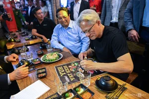 Nvidia CEO Jensen Huang and PM Pham Minh Chinh Enjoy Beer in Hanoi - image 0