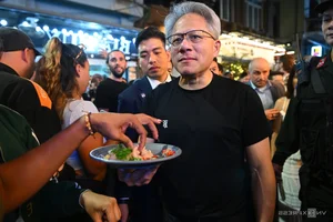 Nvidia CEO Jensen Huang and PM Pham Minh Chinh Enjoy Beer in Hanoi - image 3