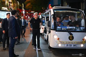 Nvidia CEO Jensen Huang and PM Pham Minh Chinh Enjoy Beer in Hanoi - image 4