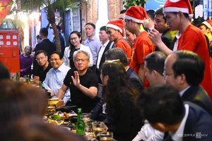 Nvidia CEO Jensen Huang and PM Pham Minh Chinh Enjoy Beer in Hanoi - image 7