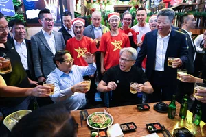 Nvidia CEO Jensen Huang and PM Pham Minh Chinh Enjoy Beer in Hanoi - image 5