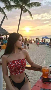 Stunning Chinese Bikini Trends: Elegant Beachside Fashion and Photography - image 6