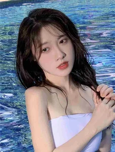 Stunning Chinese Bikini Trends: Elegant Beachside Fashion and Photography - image 9