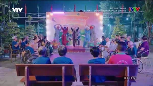 Humorous Fashion Show in 'Chúng Ta Phải Hạnh Phúc' Episode 13 - image 10