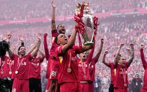 Liverpool Historic Premier League Trophy Lift: Relive the Anfield Glory - image 10