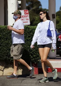 Leonardo DiCaprio Spotted on Casual Ice Cream Date with Italian Supermodel - image 5