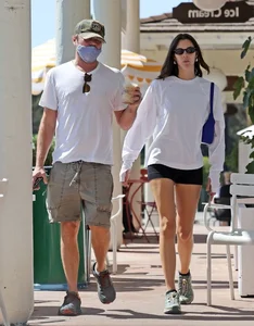 Leonardo DiCaprio Spotted on Casual Ice Cream Date with Italian Supermodel - image 1