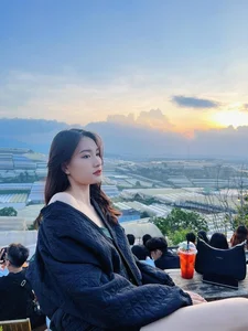 Off-Court Style: Western Vietnam Volleyball Star Showcases Stunning Fashion Transformation - image 2