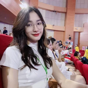 Off-Court Style: Western Vietnam Volleyball Star Showcases Stunning Fashion Transformation - image 5