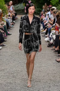 Model Phuong Oanh Makes Waves at New York Fashion Week with Eight Show Appearances - image 2
