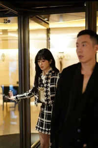 Yang Zi and Guan Xiaotong Stun Global Audiences at Paris Fashion Week - image 37