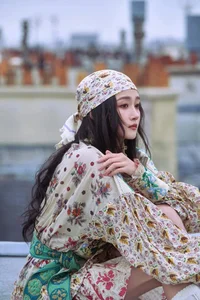 Yang Zi and Guan Xiaotong Stun Global Audiences at Paris Fashion Week - image 8