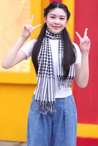 Lọ Lem: The Radiant 18-Year-Old Daughter of MC Quyền Linh Captivates the Public - image 8