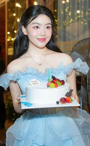 Lọ Lem: The Radiant 18-Year-Old Daughter of MC Quyền Linh Captivates the Public - image 1