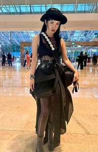 Diva Hong Nhung Captivates Fans with Bold Avant-Garde Outfits - image 1