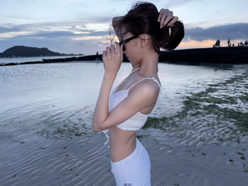 K-Pop Idol Shocks Fans with Stunning Beach Bikini Photos, Showcasing a Bold and Mature Summer Style
