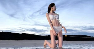 K-Pop Idol Shocks Fans with Stunning Beach Bikini Photos, Showcasing a Bold and Mature Summer Style - image 2