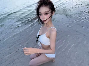 K-Pop Idol Shocks Fans with Stunning Beach Bikini Photos, Showcasing a Bold and Mature Summer Style - image 1