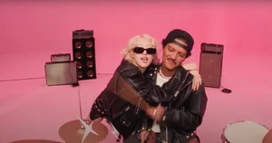 Rosé of BLACKPINK and Bruno Mars Channel Rock Star Energy in New Collaboration - image 3