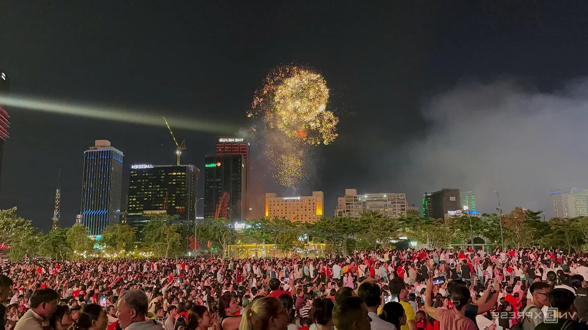 Spectacular Fireworks Light Up Ho Chi Minh City Sky on April 30th