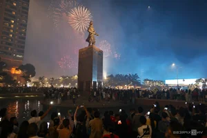Spectacular Fireworks Light Up Ho Chi Minh City Sky on April 30th - image 7