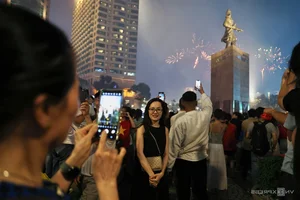 Spectacular Fireworks Light Up Ho Chi Minh City Sky on April 30th - image 9