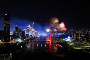 Spectacular Fireworks Light Up Ho Chi Minh City Sky on April 30th - image 1