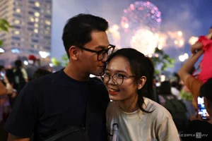 Spectacular Fireworks Light Up Ho Chi Minh City Sky on April 30th - image 3