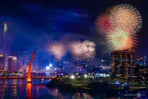 Spectacular Fireworks Light Up Ho Chi Minh City Sky on April 30th - image 10