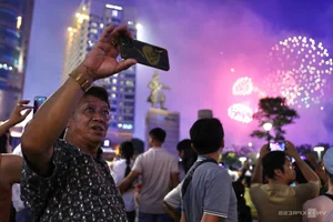 Spectacular Fireworks Light Up Ho Chi Minh City Sky on April 30th - image 11