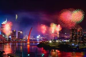 Spectacular Fireworks Light Up Ho Chi Minh City Sky on April 30th - image 4