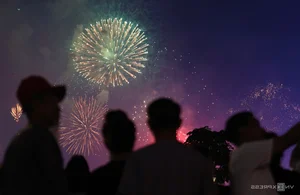 Spectacular Fireworks Light Up Ho Chi Minh City Sky on April 30th - image 2
