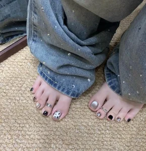 200+ Elegant and Simple Toe Nail Designs for a Chic Look - image 22