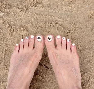 200+ Elegant and Simple Toe Nail Designs for a Chic Look - image 32