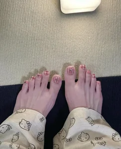 200+ Elegant and Simple Toe Nail Designs for a Chic Look - image 26