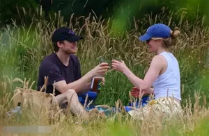 Joe Alwyn Spotted Kissing New Girlfriend Amid Celebrity Drama - image 2