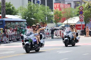 Impressive Motorcycle Skills of Vietnam's Elite Female Traffic Police Officers - image 2