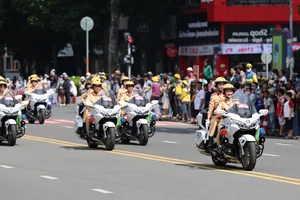 Impressive Motorcycle Skills of Vietnam's Elite Female Traffic Police Officers - image 10