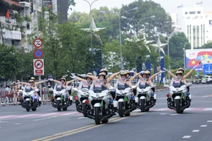 Impressive Motorcycle Skills of Vietnam's Elite Female Traffic Police Officers - image 13