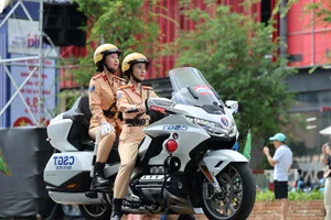 Impressive Motorcycle Skills of Vietnam's Elite Female Traffic Police Officers - image 9