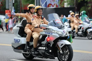 Impressive Motorcycle Skills of Vietnam's Elite Female Traffic Police Officers - image 5